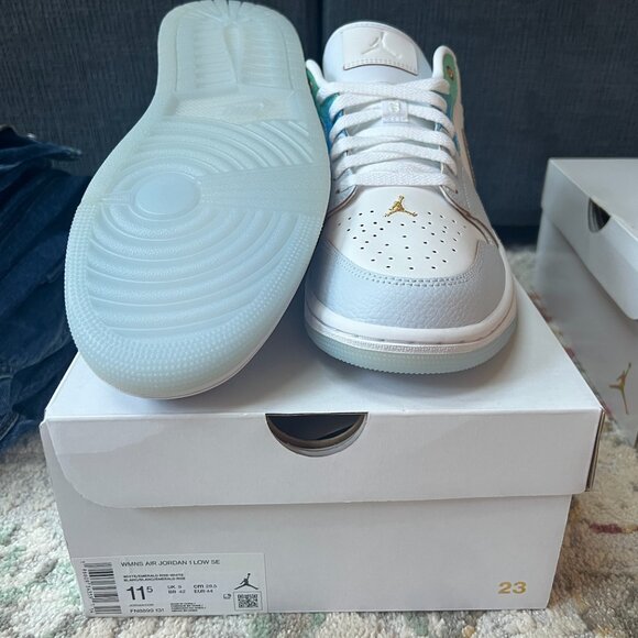 2023 Wmns Air Jordan 1 Low SE 'Emerald Rise' - Picture 2 of 3
